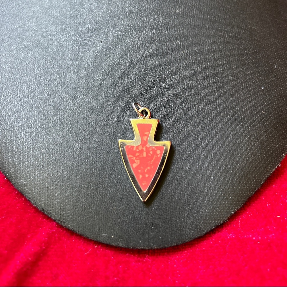 DEADSTOCK VINTAGE SILVER PLATED CRUSHED CORAL ARROW PENDANT ARROW NECKLACE